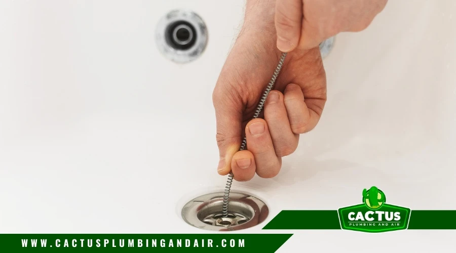 Drain snake tool for unclogging pipes